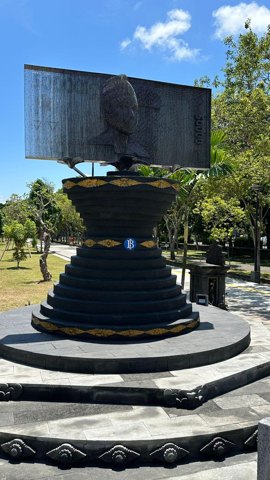 Tugu Cinta Bangga Paham Rupiah slide 3